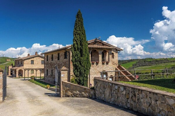 Exterior - Apartment 'Tuber' with Shared Pool, Wi-Fi and Air Conditioning (Montalcino)