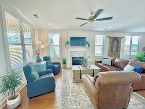 Living area - Stylish Cottage in Silo Square near Snowden Grove (Southaven)