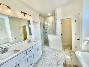 Secadora de cabello, toallas, jabón, papel de ba�ño 