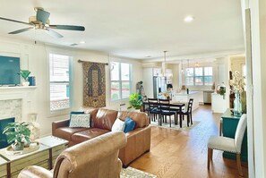 Living area - Stylish Cottage in Silo Square near Snowden Grove (Southaven)