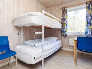 A bunk bed room with a desk and two chairs. - 6 Person Holiday Park Home in Laeso (Læsø)