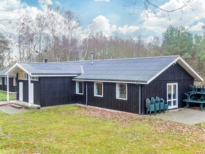 House | Exterior - Holiday Home With Shared Kitchen, Bathroom in Laeso (Læsø)