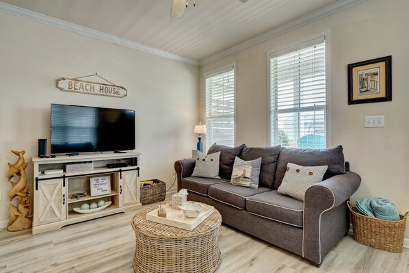 Smart TV - Southern Belle 2 bed / pet-friendly / 2nd row in Carolina Beach with ocean view (Carolina Beach)