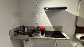 Micro-ondas, cooktop, cafeteira/chaleira