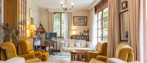 TV, fireplace, DVD player