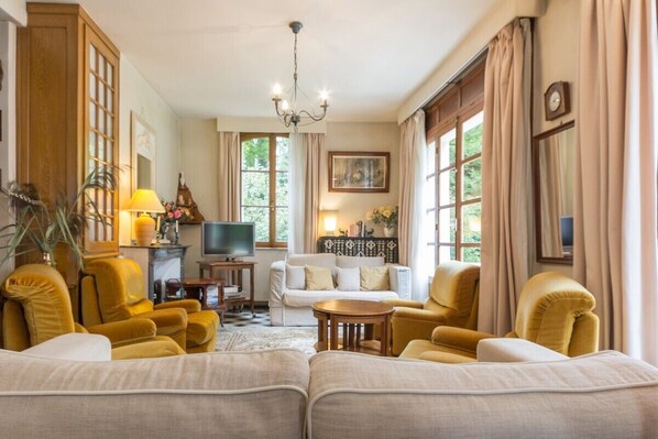 Una televisión, una chimenea, un reproductor de DVD