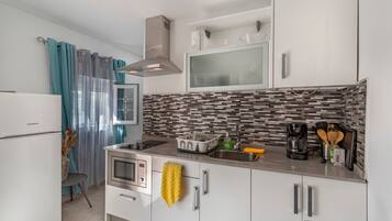 Fridge, microwave, stovetop, coffee/tea maker