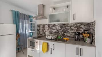 Réfrigérateur, micro-ondes, plaque de cuisson, cafetiÚre/bouilloire