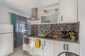 Jääkaappi, mikroaaltouuni, liesi, kahvin-/teenkeitin