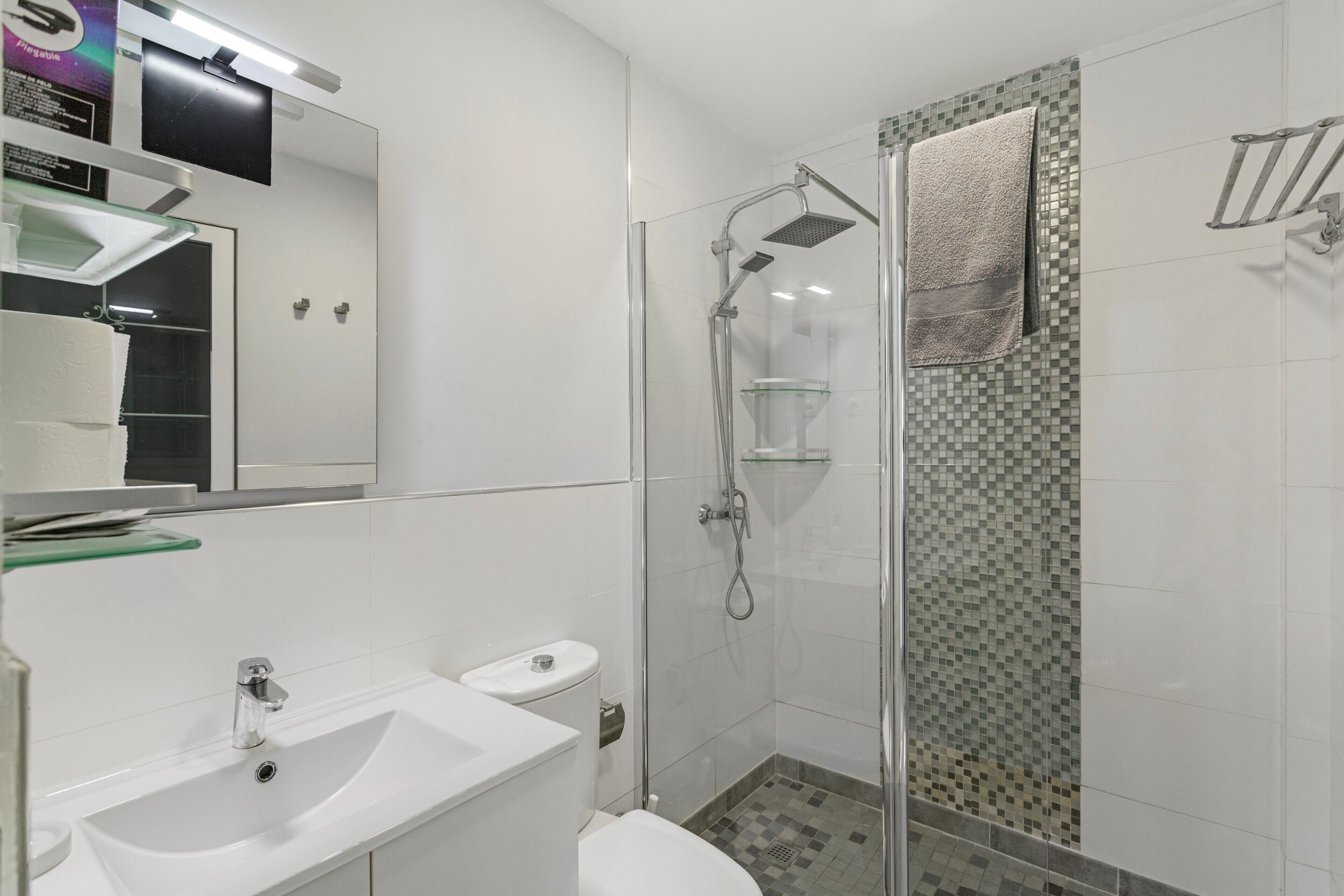 Douche, sèche-cheveux, serviettes fournies