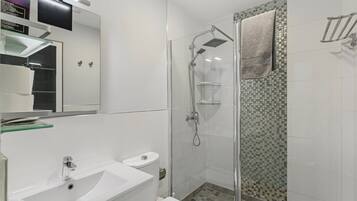 Douche, sèche-cheveux, serviettes fournies