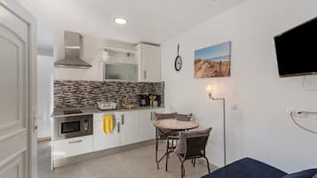 Réfrigérateur, micro-ondes, plaque de cuisson, cafetiÚre/bouilloire