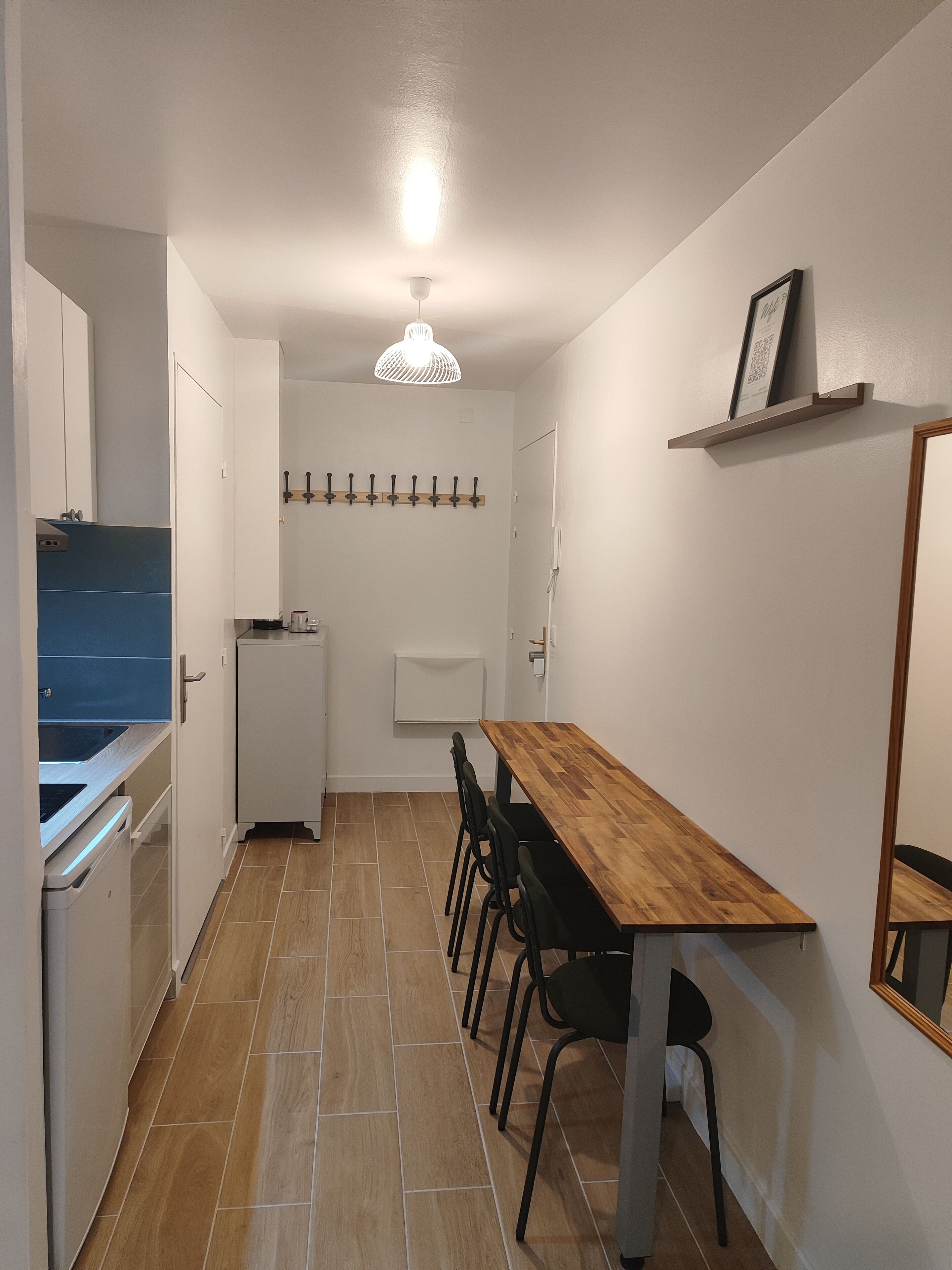 Réfrigérateur, micro-ondes, plaque de cuisson, grille-pain