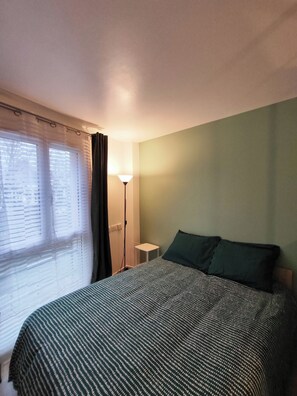 1 bedroom, desk, free WiFi, bed sheets - "Bright Getaway in the City Center, 20 Min to Disneyland and Paris by RER" (Noisy-le-Grand)