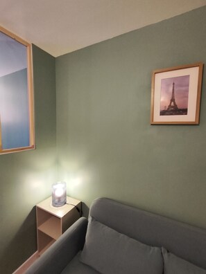 Smart TV - "Bright Getaway in the City Center, 20 Min to Disneyland and Paris by RER" (Noisy-le-Grand)