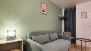 Smart TV - "Bright Getaway in the City Center, 20 Min to Disneyland and Paris by RER" (Noisy-le-Grand)