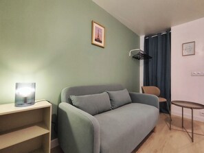 Smart TV - "Bright Getaway in the City Center, 20 Min to Disneyland and Paris by RER" (Noisy-le-Grand)