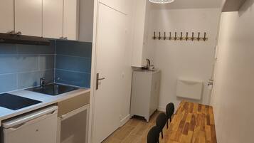 Réfrigérateur, micro-ondes, plaque de cuisson, grille-pain