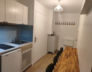 Køleskab, mikrobølgeovn, kogeplade, brødrister