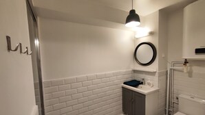 Hair dryer, towels, soap, shampoo - "Bright Getaway in the City Center, 20 Min to Disneyland and Paris by RER" (Noisy-le-Grand)