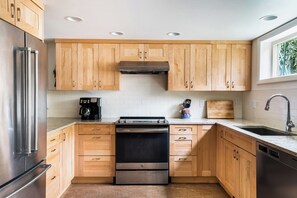 Geladeira, micro-ondas, fogão, cooktop