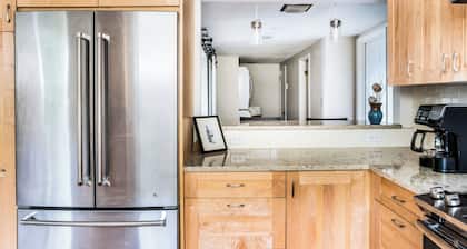 Spacious unit in historic neighborhood with mountain and downtown views