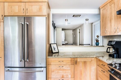 Spacious unit in historic neighborhood with mountain and downtown views