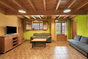 Televisión, chimenea, mesa de ping pong