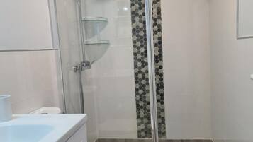 Een douche, een haardroger, handdoeken