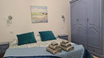 1 slaapkamer, een strijkplank/strijkijzer, gratis wifi, beddengoed