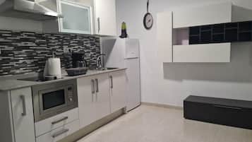 Réfrigérateur, micro-ondes, plaque de cuisson, cafetiÚre/bouilloire