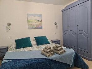 1 habitación, tabla de planchar con plancha, wifi gratis y ropa de cama 