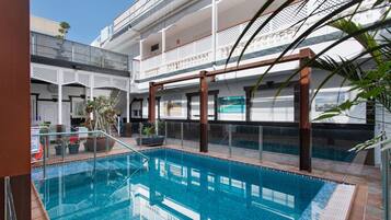 Een verwarmd zwembad