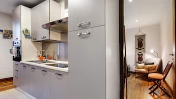 Frigorifero, microonde, forno, piano cottura