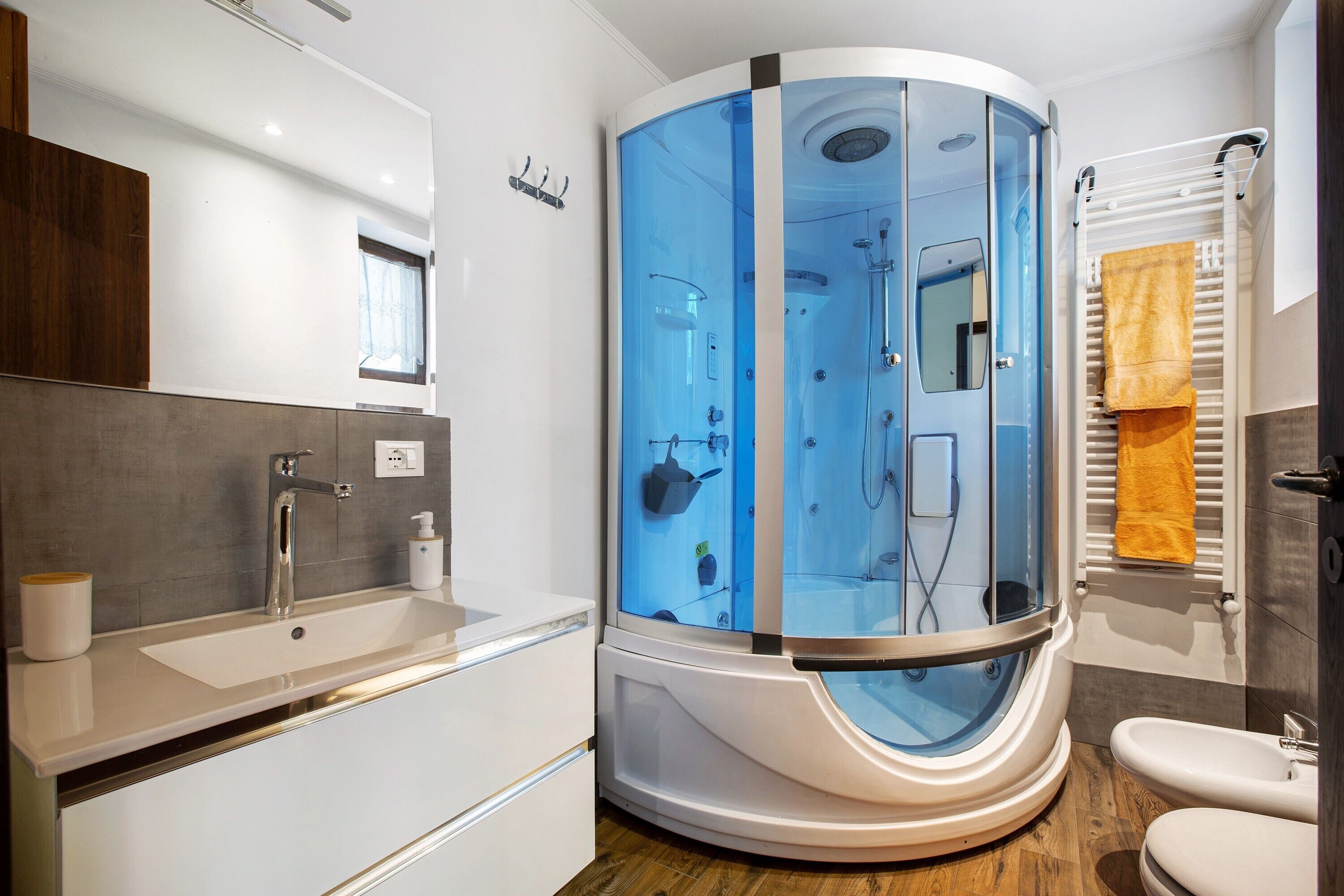 Douche, sèche-cheveux, serviettes fournies