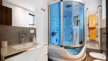 Douche, sĂšche-cheveux, serviettes fournies