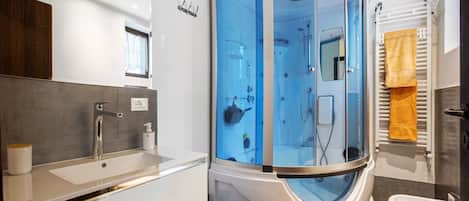 Dusche, Haartrockner, Handtücher