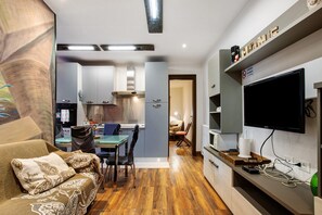 TV - Apartment 'Buthier' with Mountain View, Balcony and Wi-Fi (Aosta)