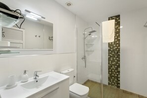 Shower, hair dryer, towels - Vacation 'Casa Paula - 24' with Mountain View, Private Pool and Wi-Fi (Arinaga)