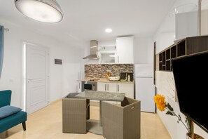 Kühlschrank, Mikrowelle, Herdplatte, Wasserkocher mit Kaffee-/Teezubehör