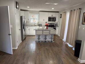 Refrigerador, microondas, horno y lavavajillas