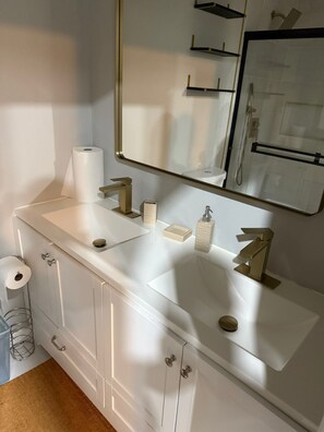 Regadera, secadora de cabello, toallas, jabón