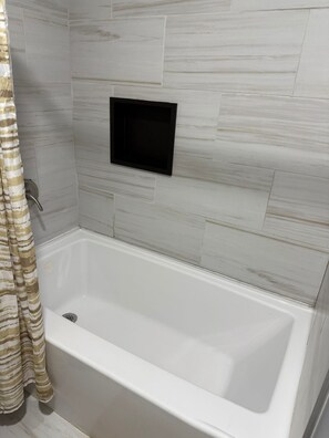 Ducha, secador de pelo, toallas y jabón