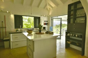 Kylskåp, mikrovågsugn, ugn och spishäll