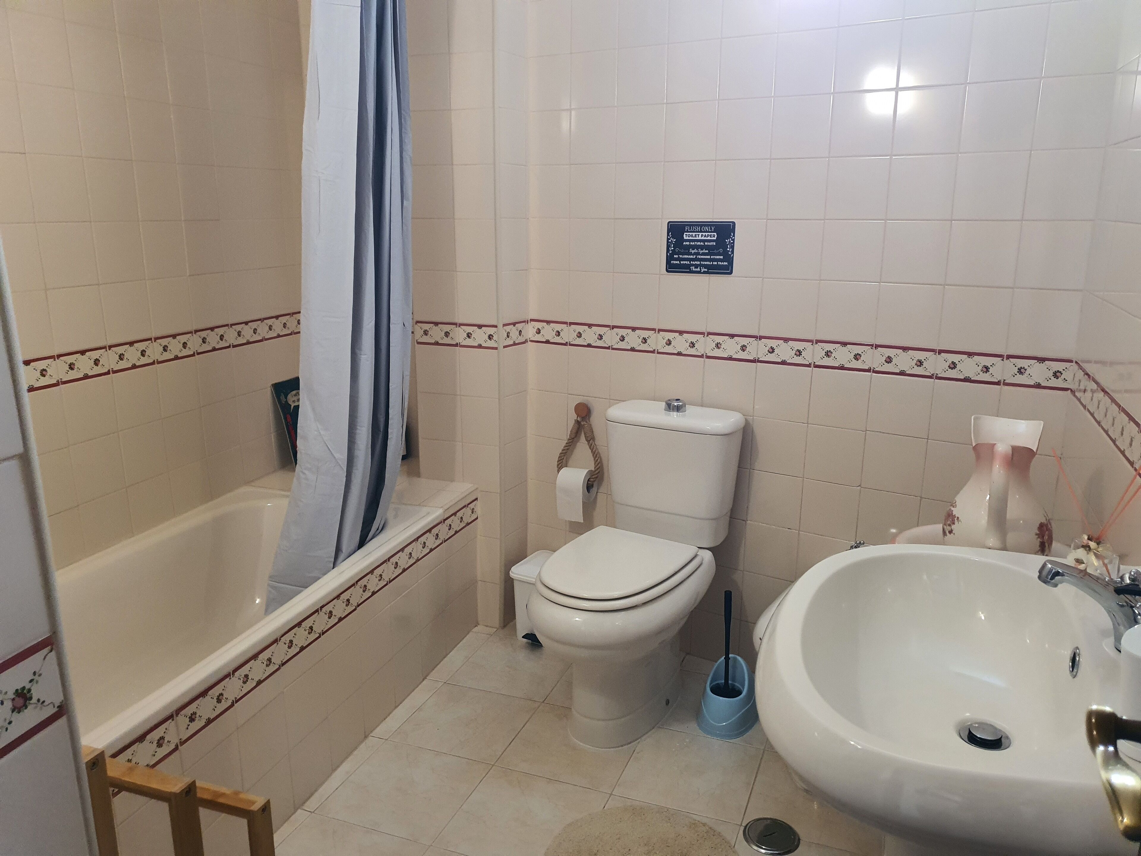 Une salle de bain avec une baignoire, des toilettes et un lavabo.