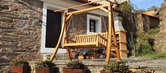Casa Iris Cunqueiros
In the heart of Cunqueiros Schist Village