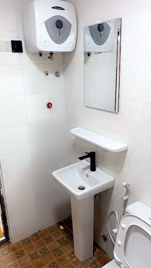 Comfort-Einzelzimmer, Gartenblick | Badezimmer | Handtücher, Seife, Shampoo, Toilettenpapier