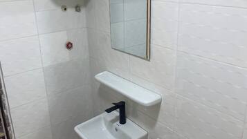 Comfort Single Room, Garden View | Bathroom | Towels, soap, shampoo, toilet paper