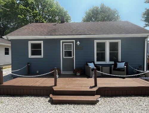 Pristine two bedroom cottage with everything you need. Minutes to beach!