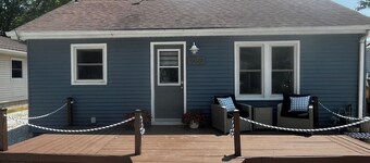 Pristine two bedroom cottage with everything you need. Minutes to beach!